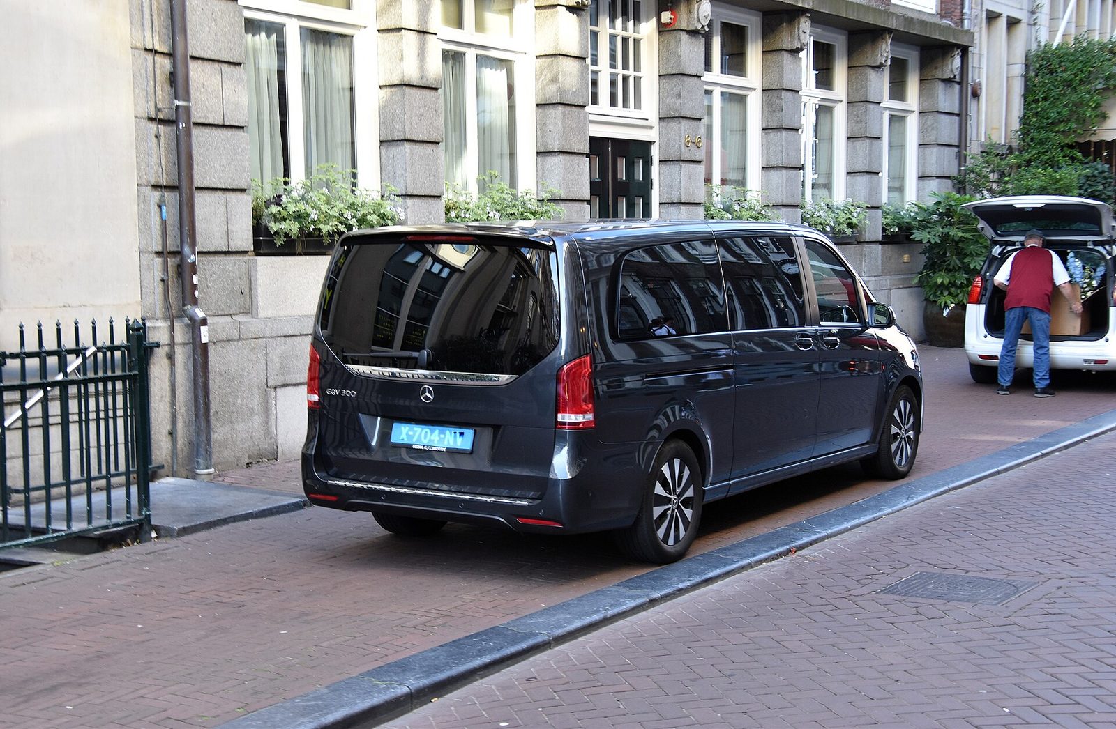 Mercedes-Benz EQV — photo by Charles from Port Chester, New York, CC0, via Wikimedia Commons